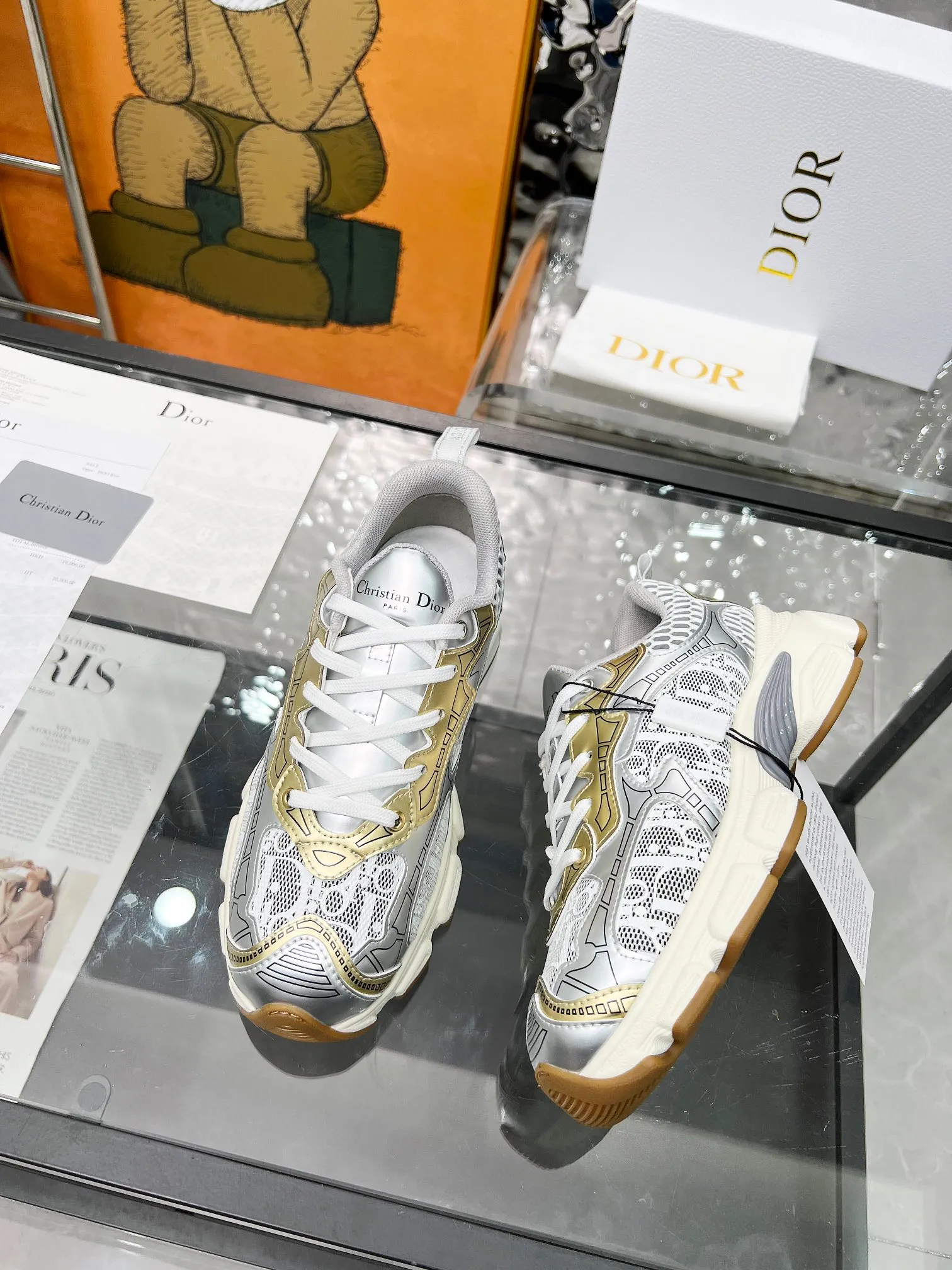 P560🐮🐮The official website of Dijia's new colors has been updated simultaneously [Celebration] This Dior Vibe sneaker incorporates Dior's high-end spirit and reinterprets classic running shoes. White mesh fabric features an Oblique print and is paired with laminated leather-effect panels in gold and silver tones for a contrasting look. It is further embellished with classic details such as 3D effect details, the lucky star symbol on the rear, and the logo on the tongue and rear pull tab. The lightweight sole is embellished with gray stars, complementing a variety of casual or elegant pieces for a modern look. Size: Women’s size 35-41 (35/42 can be customized) Men’s size 40-46 (39/46 can be customized)